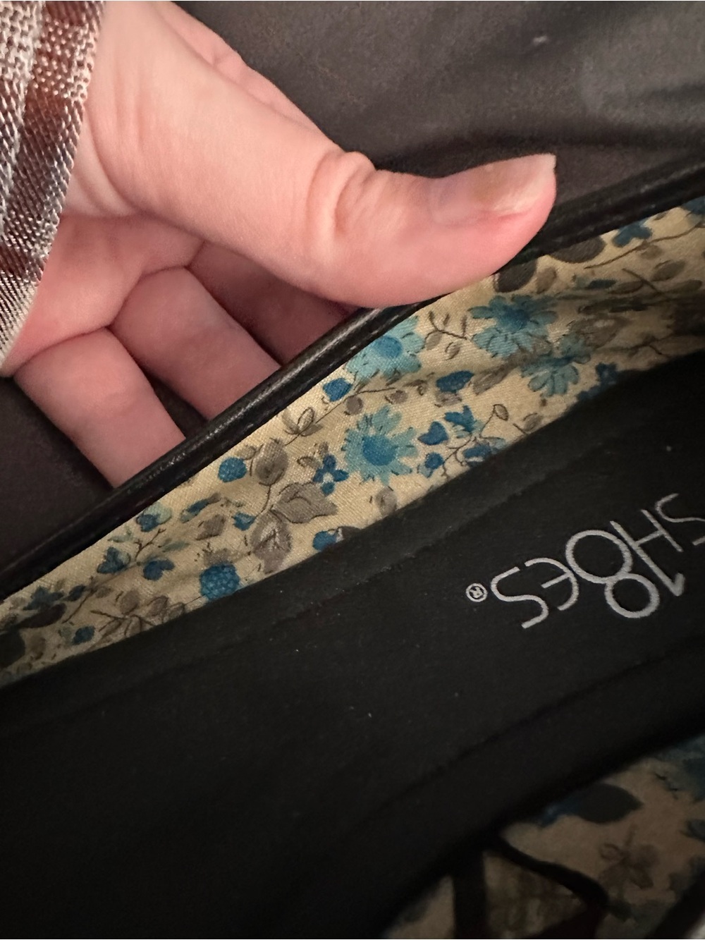 Classic Black Ballet Flats with Bow Detail - Picture 4 of 5